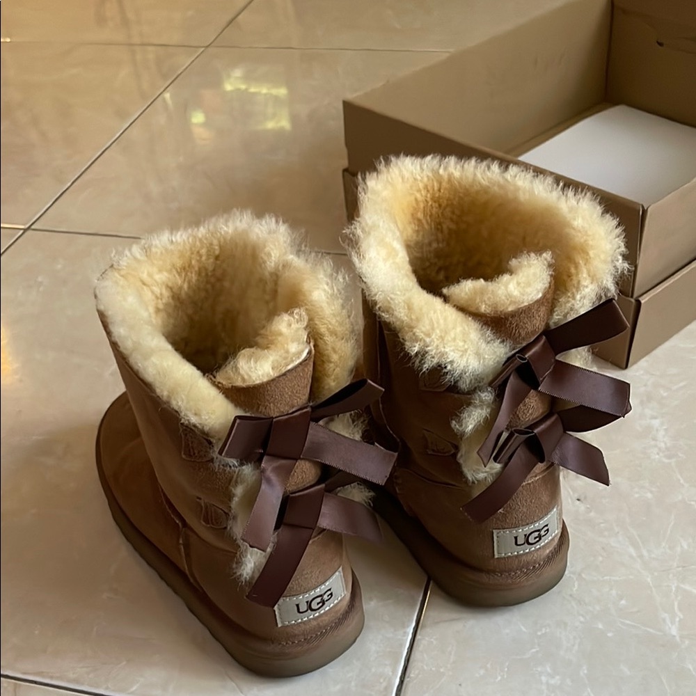 UGG Tan Sz 3 BAILEY BOW